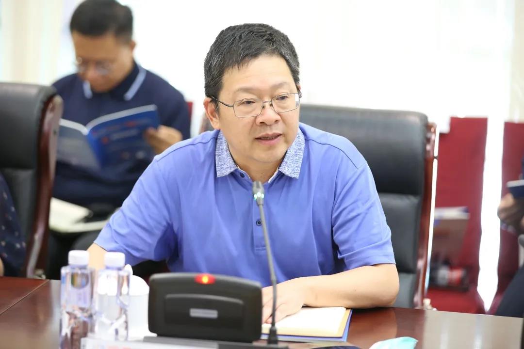 中國(guó)電子信息博覽會(huì)負(fù)責(zé)人、中國(guó)電子器材有限公司總經(jīng)理陳雯海主持 中國(guó)電子信息博覽會(huì)負(fù)責(zé)人、中國(guó)電子器材有限公司總經(jīng)理陳雯海主持